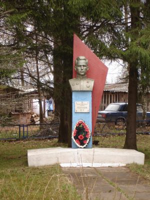 Памятник Василию Иванову   
Алексей Теpентьев 

