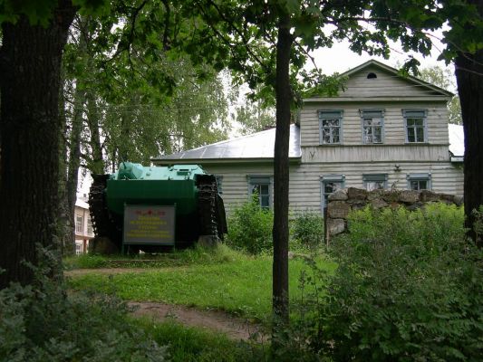 Памятник выпускникам Любытинского школы погибшим в годы В.О.в.   
Захаpова Даша 

